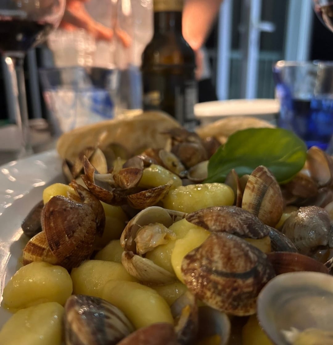 Gnocchi di patate con vongole e basilico