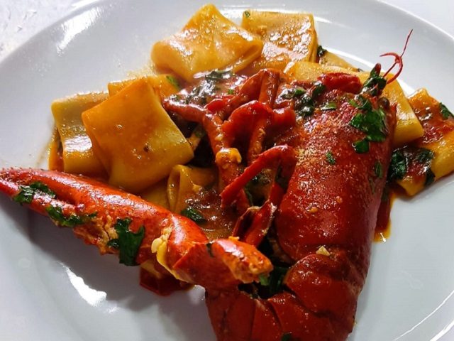 Pasta all&rsquo;astice al sugo di pomodoro