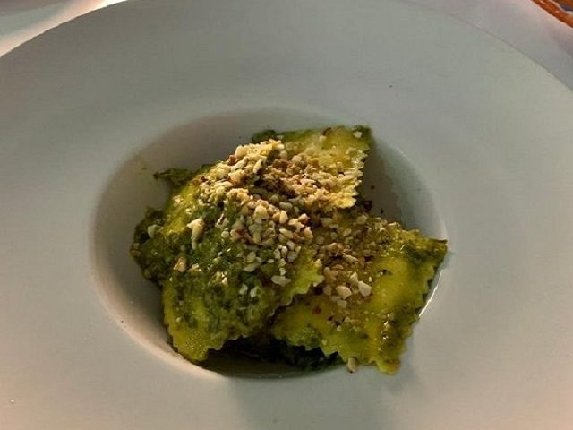 Ravioli verdi con granella di frutta secca