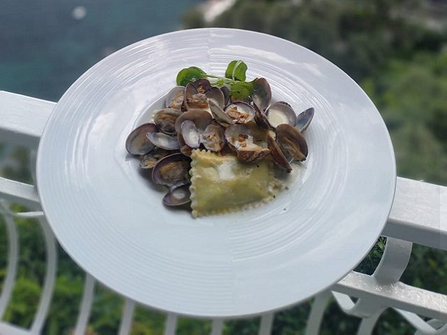 Ravioli alle vongole, serviti sulla ringhiera della terrazza