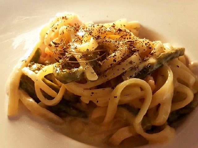 Tagliatelle fresche con pepe nero macinato