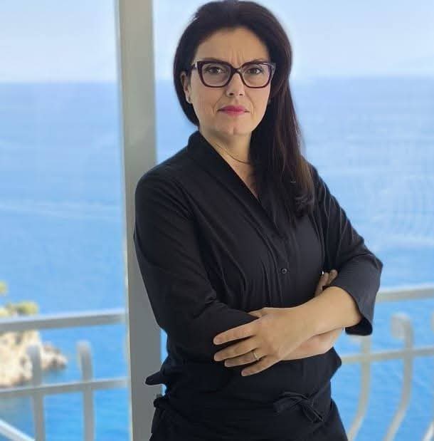 La chef Serena sulla terrazza di Baglio Amalfi, con il mare alle spalle